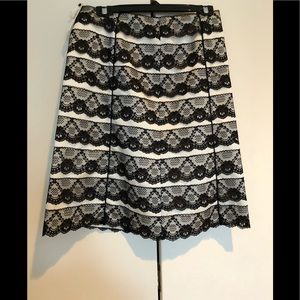 ❤️Beautiful scalloped lace skirt